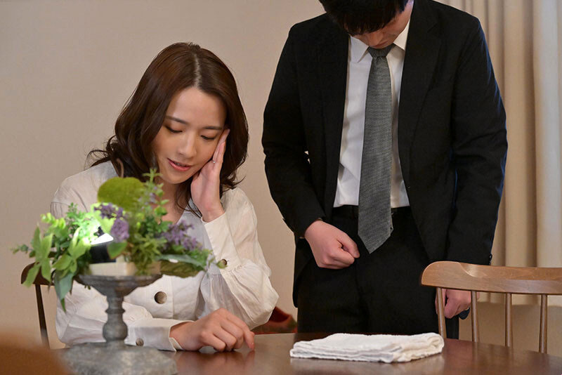 JUQ-353 Son brings his friend home to fuck his stepmother together