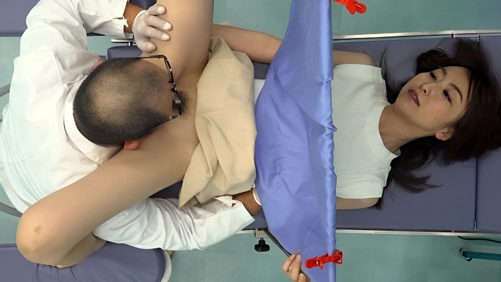 UMD-754 Dokter kandungan mesum suka menghisap vagina pasien